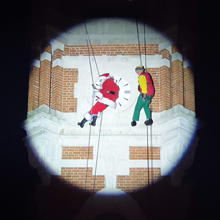 Descente du pére noel en rappel d'une eglise ou d'un autre monument