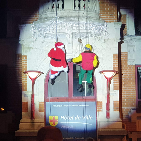 Descente du pére noel en rappel d'une eglise ou d'un autre monument