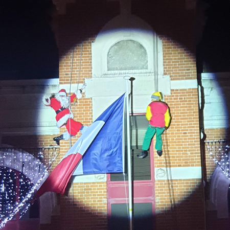 Descente du pére noel en rappel d'une eglise ou d'un autre monument