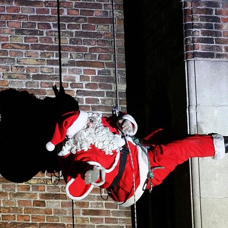 Descente du pére noel en rappel d'une eglise ou d'un autre monument