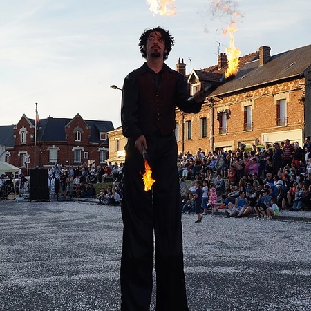 Echassier Jongleur de feu