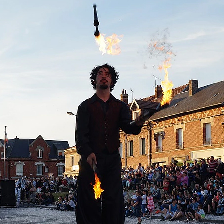 Echassier Jongleur de feu