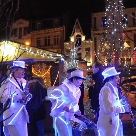 Parade cirque et orchestre lumineux