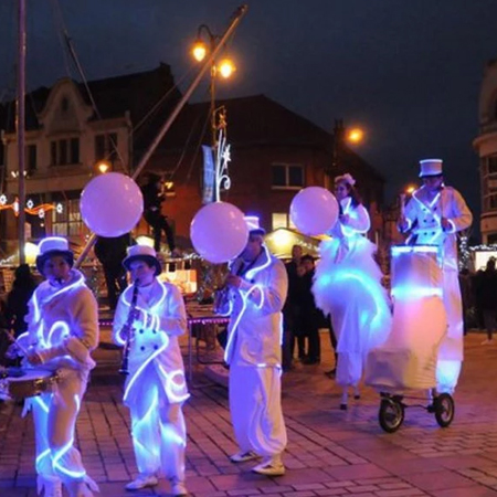 Parade cirque et orchestre lumineux