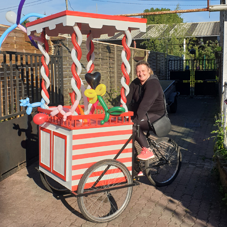 Le triporteur sculpteur de ballons